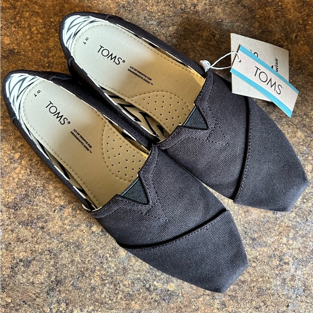 *Never Worn* Tom’s Slip-on Shoes